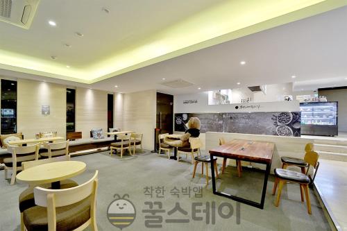 a restaurant with tables and chairs in a room at Golden Hotel Incheon in Incheon
