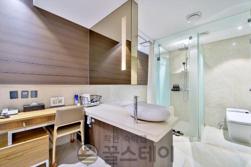 Golden Hotel Incheon في انشيون: حمام مع حوض ودش