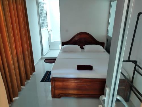 1 dormitorio con cama y ventana en Sandhara Home Stay en Tangalle