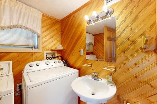 ein Badezimmer mit einer Waschmaschine und einem Waschbecken in der Unterkunft Mountain Memories in Gatlinburg