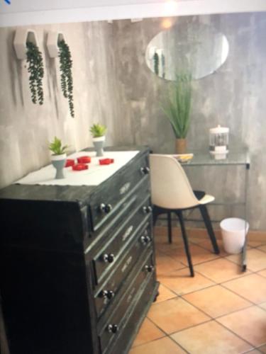 una cucina con cassettiera e tavolo con piante di LE BONHEUR AVEC PISCINE ET JARDIN a Cassis
