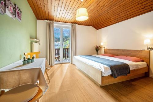 1 dormitorio con cama grande y ventana grande en App Mountain Lanzmaria, en Sorafurcia