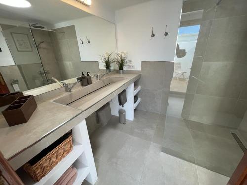 baño con 2 lavabos y espejo grande en Casa Max en Puerto de la Cruz