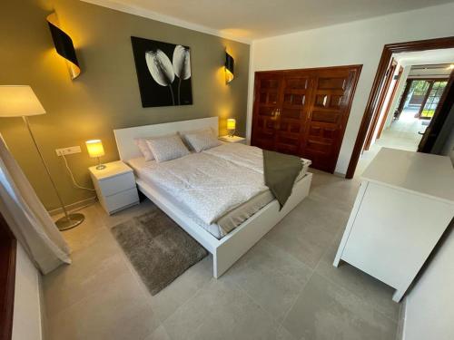 una camera con un letto e due comodini e lampade di Casa Max a Puerto de la Cruz