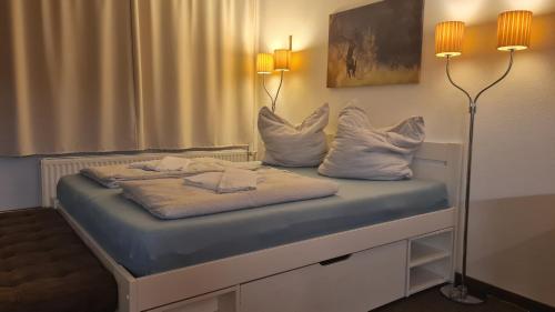 un letto con cuscini sopra di Ferienwohnung Maggie - Sankt Englmar a Sankt Englmar