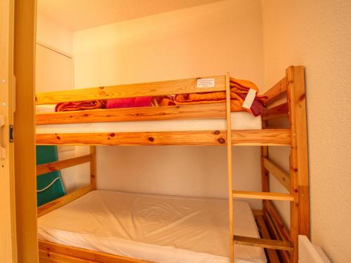 Cette chambre dispose de lits superposés. dans l'établissement Appartement pour 6 pers. au pied des pistes à Morillon 1100, proche jardin d'enfants - FR-1-642-53, à Morillon