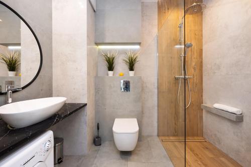 W łazience znajduje się umywalka, toaleta i prysznic. w obiekcie Best Stay KRK w Krakowie