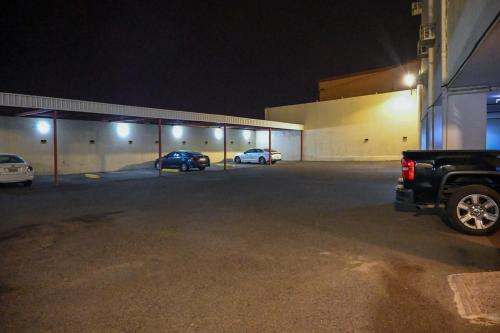 a parking lot at night with cars parked in it at جوهرة السراة للأجنحة الفندقية in Khamis Mushayt