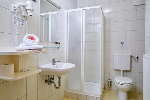 uma casa de banho com um WC, um lavatório e um chuveiro em Thermal Apartments Lendava em Lendava