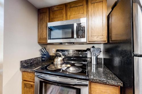 Red Pine Condominiums 69にあるキッチンまたは簡易キッチン