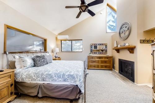 - une chambre avec un lit et une cheminée dans l'établissement Red Pine Condominiums 69, à Park City