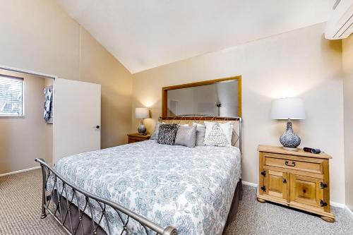 Red Pine Condominiums 69にあるベッド