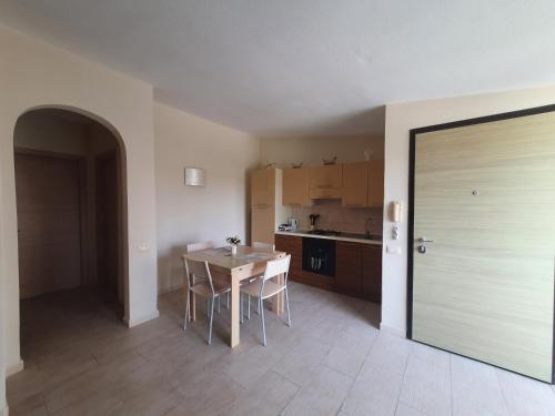 a kitchen with a table and chairs in a room at Appartement Amalia Sal Santa Maria in Prainha