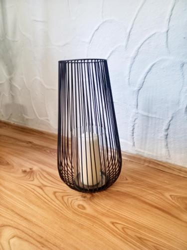 a black vase sitting on top of a wooden floor at Ferienwohnung am Wald in Waidring