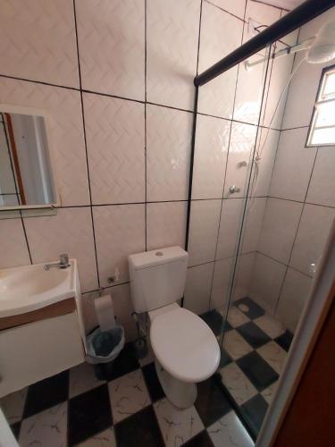 a bathroom with a toilet and a sink at Casa de Campo Pedra Bicuda in Brazópolis