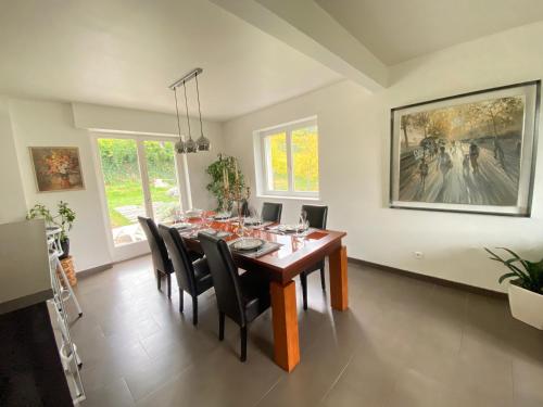 a dining room with a table and chairs at Maison familiale 152m2 à 10 minutes de Colmar in Wintzenheim