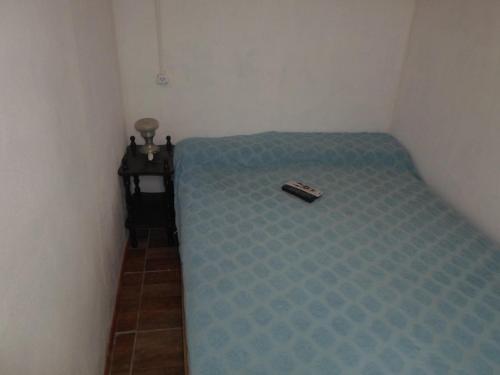 Habitación pequeña con mando a distancia en el suelo en Complejo Miranieves para 2 personas en Miramar Costa Atlantica, en Miramar