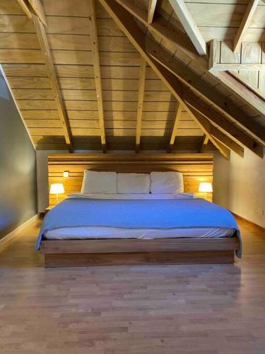 een slaapkamer met een bed op zolder bij Barrel House Suite St Eustatius in Oranjestad