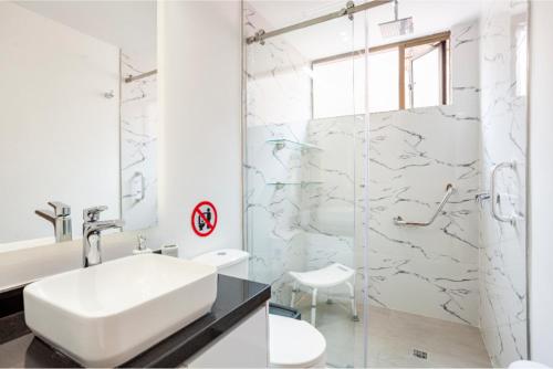 Um banheiro em Brand New - Prime Location For All Budgets - Executive & Luxury - BOG