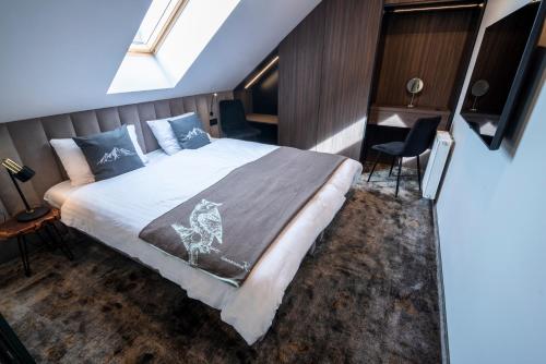 een slaapkamer met een groot bed en een bureau bij SZKLARSKA VIEW Luxury Apartment Jacuzzi in Szklarska Poręba
