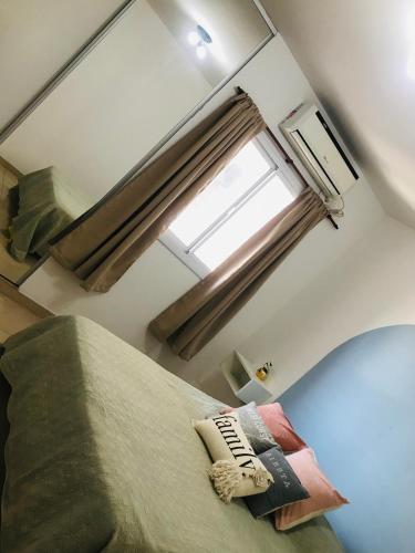 een slaapkamer met een bed en een raam bij Departamento luminoso y céntrico in Santiago del Estero