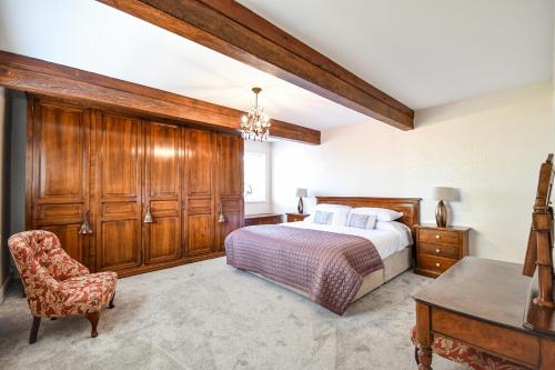 una camera con letto, scrivania e sedia di Dovecote Farm House a Goole