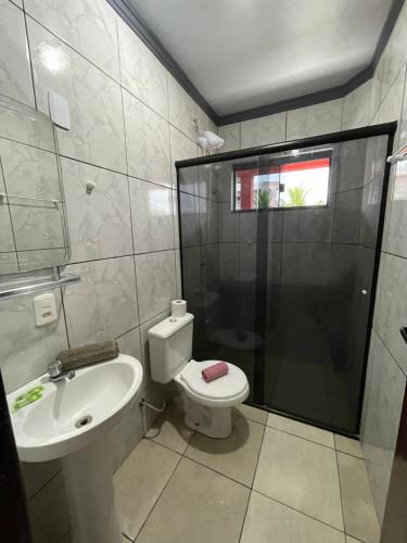 ein Badezimmer mit Toilette, Dusche und Waschbecken in der Unterkunft Encanto Parque Pousada in Penha