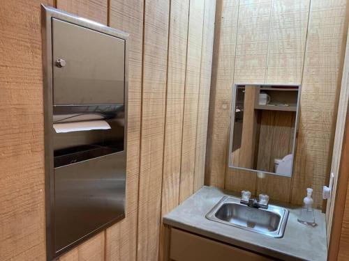 un baño con lavabo y espejo en Field House on Lake Godstone, en Jacksboro