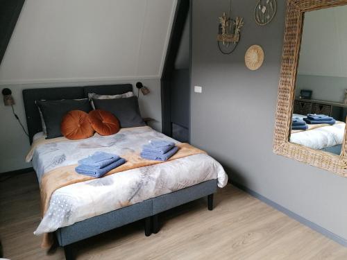 een slaapkamer met een bed met twee blauwe handdoeken erop bij Tusken Wad en Wâld in Kollumerzwaag