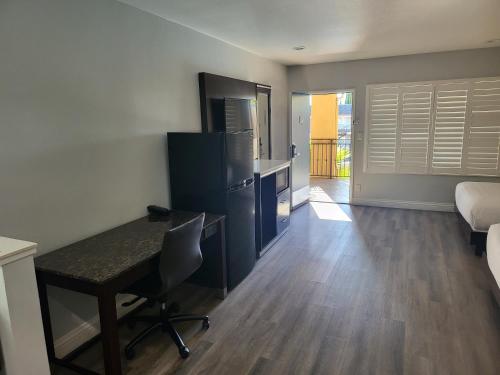 a living room with a desk and a kitchen at Motel 6 Vallejo, CA - Napa Valley in Vallejo