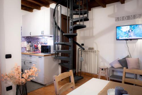 a spiral staircase in a kitchen and a living room at Alloggio Turistico di Giulia in Viterbo