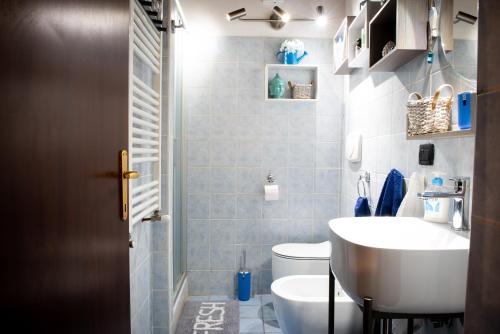 y baño con lavabo blanco y aseo. en Alloggio Turistico di Giulia, en Viterbo
