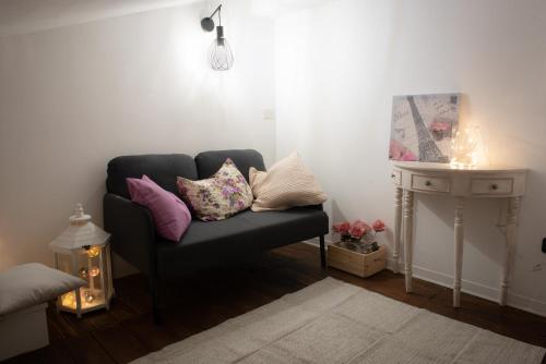 a living room with a couch and a side table at Alloggio Turistico di Giulia in Viterbo
