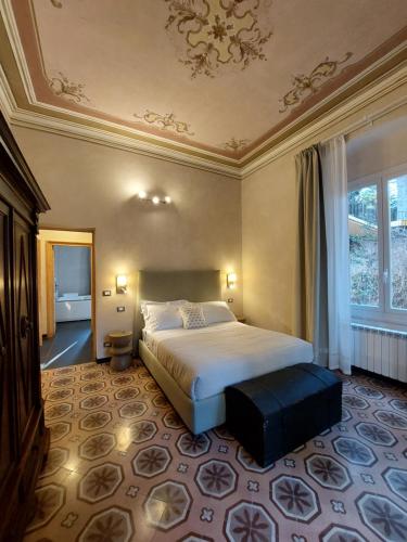 una camera con letto e soffitto a cassettoni di Villa Ghiron a Torriglia