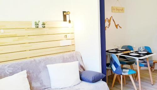 uma sala de estar com um sofá e uma mesa em Isola 2000 pied des pistes-wifi em Isola