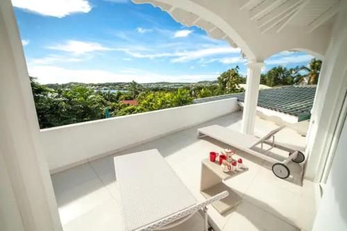 ル・フランソワにあるVilla Millésimeの白いバルコニーから市街の景色を望めます。