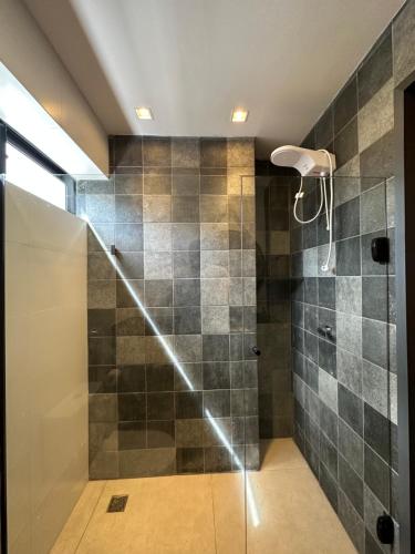 a shower with a glass door in a bathroom at A mais Charmosa acomodação em Boa Viagem. 500Mb in Recife