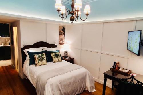 um quarto com uma cama e um lustre em Rambla Apart em Montevidéu