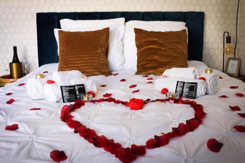 un lit avec un cœur en rose rouge dans l'établissement Suite romantique avec sauna et balnéo privatifs au Barcarès, au Barcarès