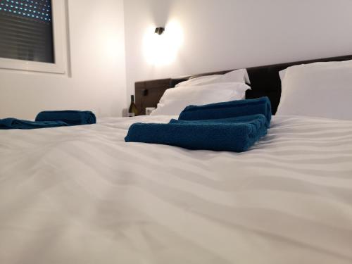 Кровать или кровати в номере Ared-Atrium Mall ChrysFlatty 3 Premium apartment 60mp