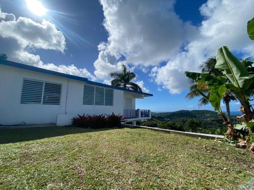 ルキリョにあるMillion dollar view in Puerto Ricoの青屋根白屋根