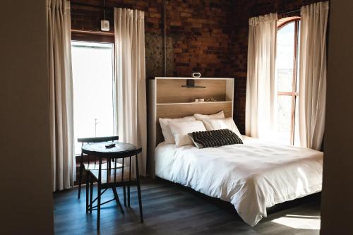 Ein Bett oder Betten in einem Zimmer der Unterkunft Three Trails Downtown Elkin