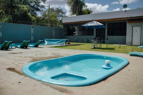 a large blue tub sitting in the middle of a yard at Cabañas Los Timbó in Ituzaingó
