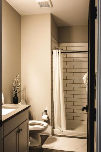 Ein Badezimmer in der Unterkunft Three Trails Downtown Elkin