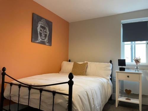 Llit o llits en una habitació de Maple House 2 bed House with free parking in town by ShortStays4U