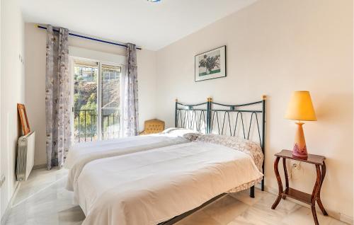 um quarto com 2 camas e uma janela em 3 Bedroom Stunning Home In Cenes De La Vega em Cenes de la Vega