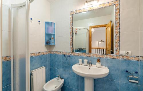 塞內斯德拉維加的住宿－3 Bedroom Stunning Home In Cenes De La Vega，一间带水槽和镜子的浴室