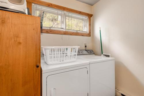 Dapur atau dapur kecil di Spacious Mountain Retreat