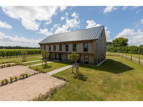 Amazing holiday home in Vrouwenpolder with private garden