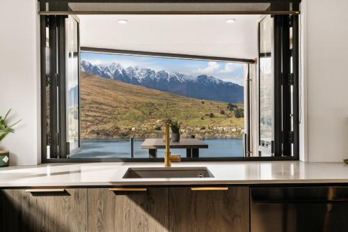eine Küche mit einem Fenster mit Bergblick in der Unterkunft The Ultimate Dream Idyllic Brand New Alpine Home in Queenstown